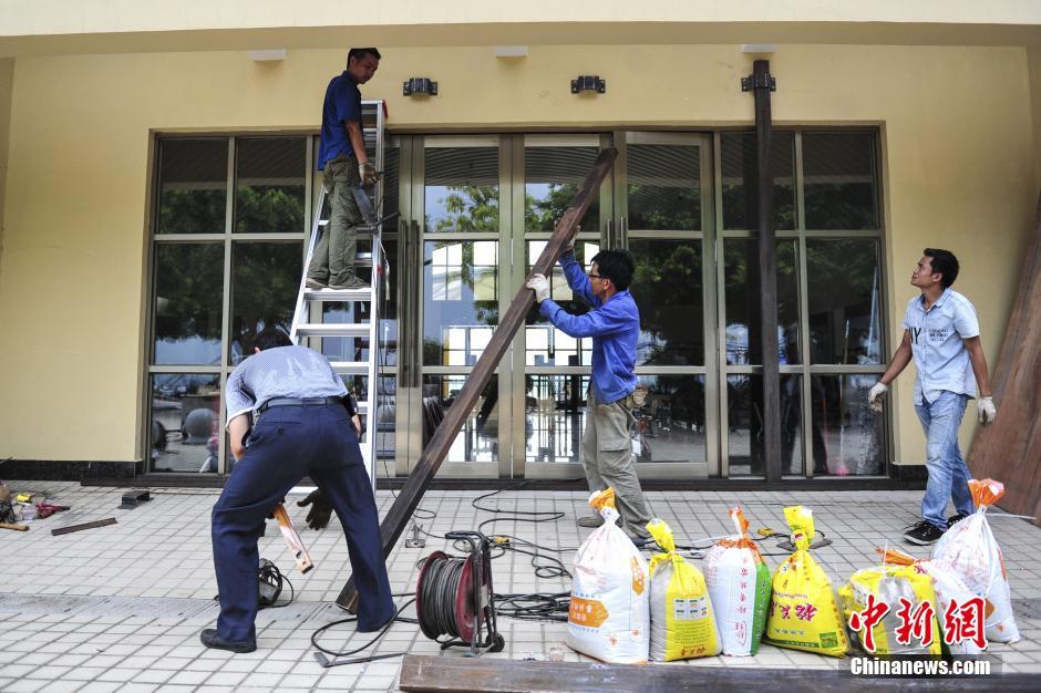 台风妮妲来袭 深圳机场140班出港航班被取消