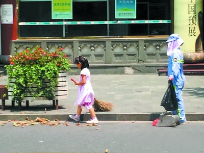 5岁女孩40℃高温帮环卫工母亲扫街 网友动容