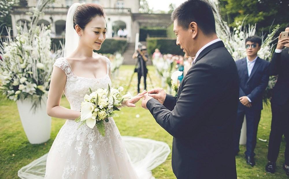 一周年发糖!李小冉曝光比利时大婚视频