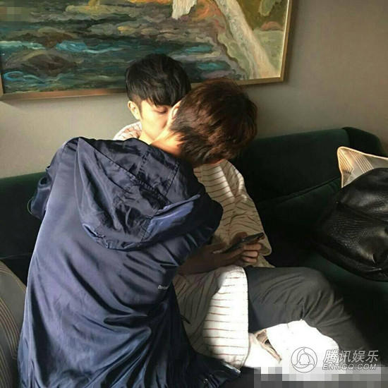 非主流界两巨头一起“出柜”许嵩哭晕在厕所