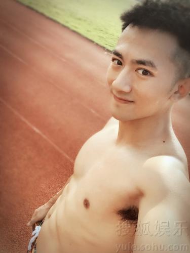 游泳被腹肌抢镜 小鲜肉张天阳好身材被舔屏