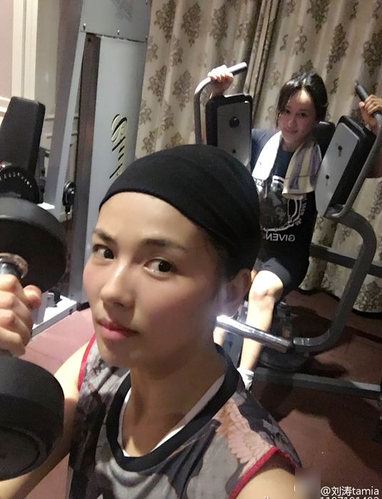 大汗淋漓！刘涛杨紫深夜健身 脸蛋红扑扑
