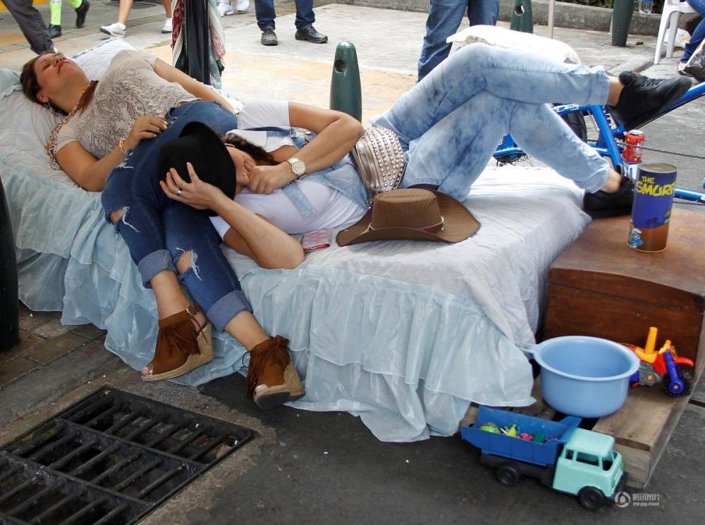 哥伦比亚民众将床搬上街头 庆祝懒人节