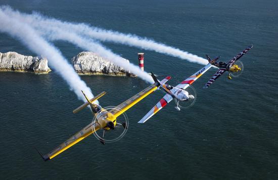 飞行员驾飞机空中连续翻转 动作惊险令人窒息