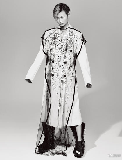 李宇春时尚大片正式曝光 集帅气与优雅于一身