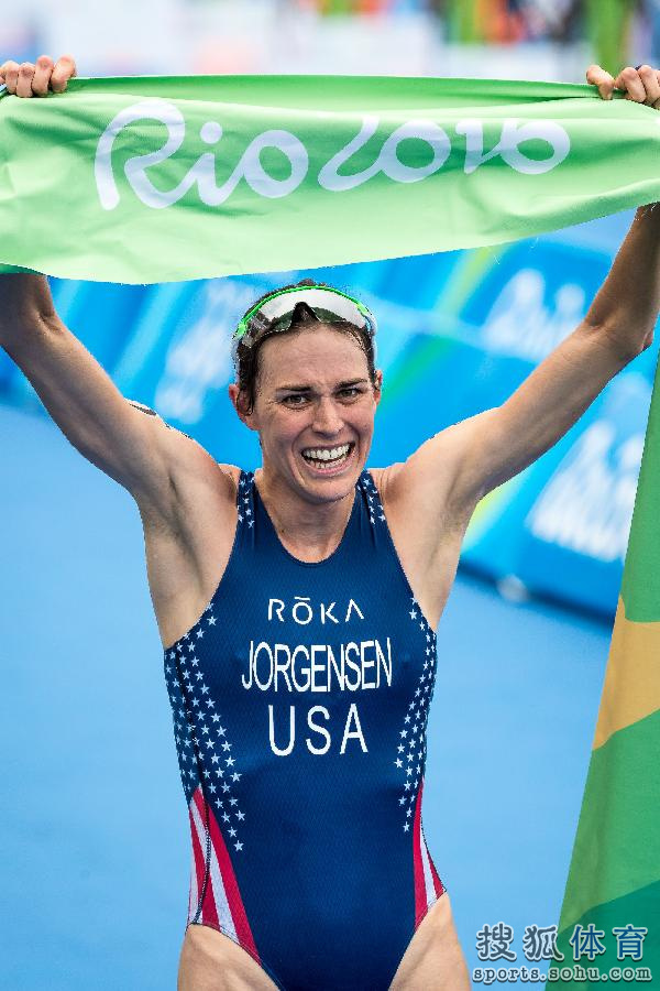高清图:奥运女子铁人三项美国选手约根森夺冠