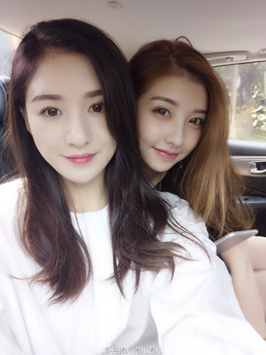 王思聪现任女友与闺蜜玩自拍 这才是天然大美