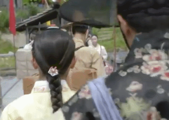 一个用伞撩妹的老梗，竟然被韩剧用了12年