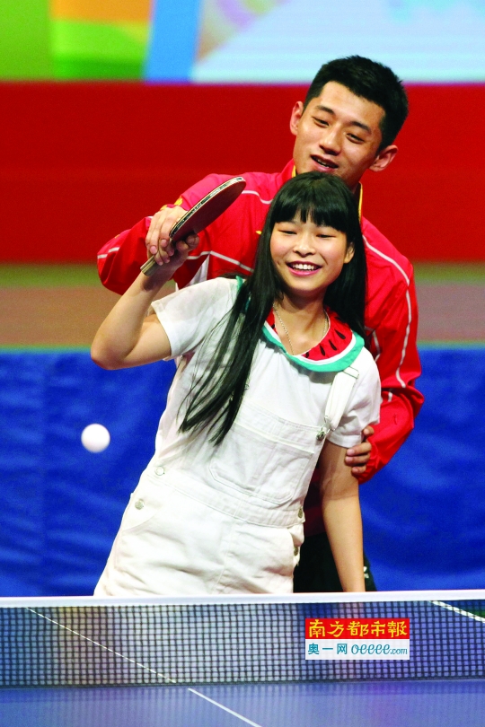 吴敏霞林跃领衔表演花式跳水 张继科被女粉丝