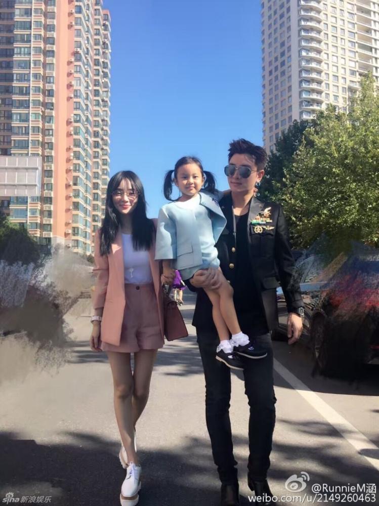 甜馨开学了！李小璐贾乃亮一家温馨合影