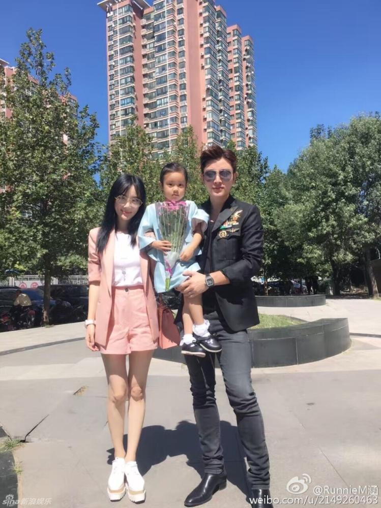 甜馨开学了！李小璐贾乃亮一家温馨合影