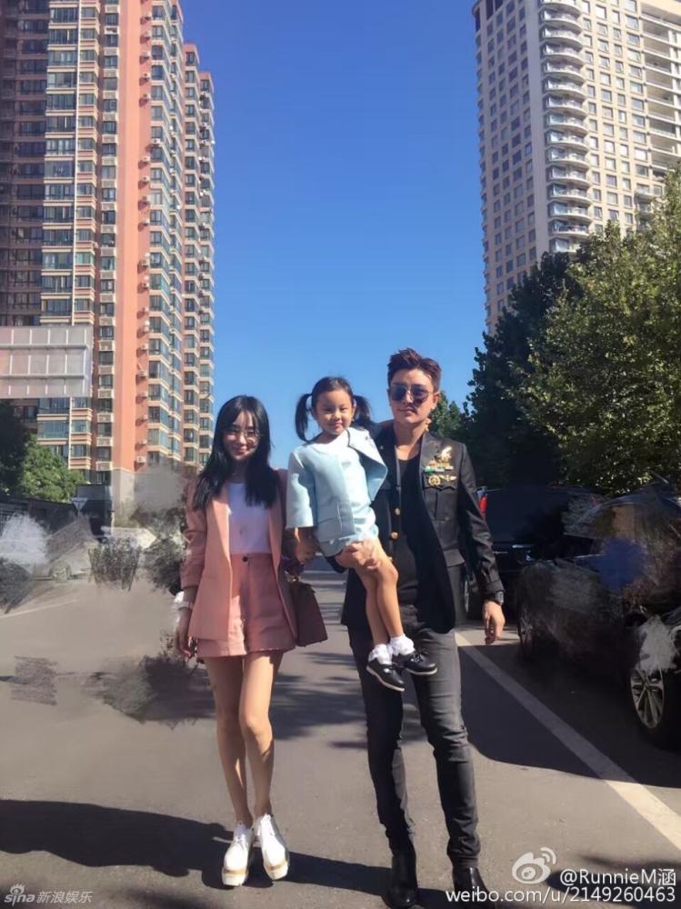甜馨开学了！李小璐贾乃亮一家温馨合影