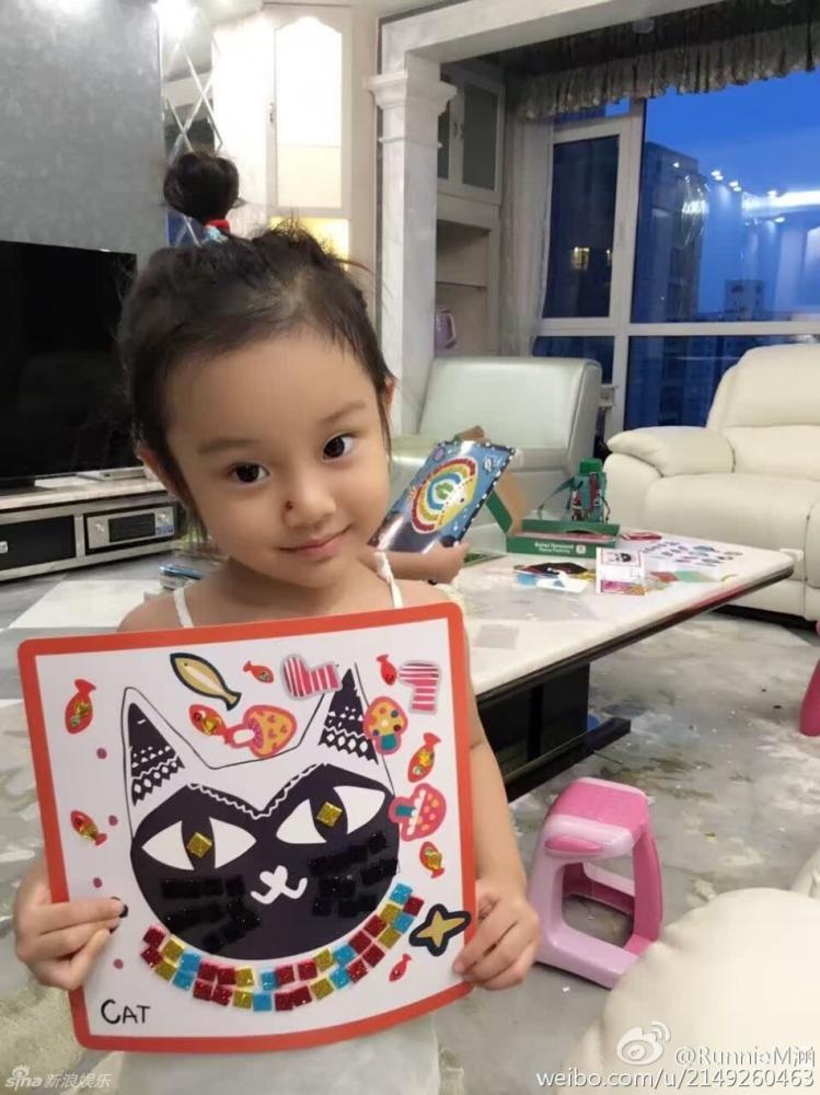 甜馨开学了！李小璐贾乃亮一家温馨合影