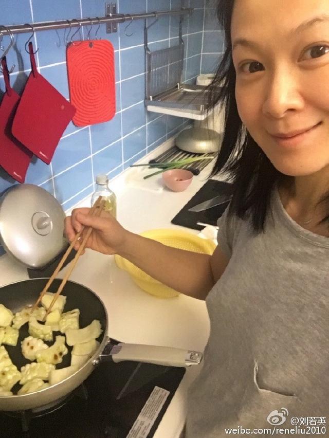 刘若英一大早删微博，网友猜测:是因为没有穿内衣么?-刘若英-东北网娱乐