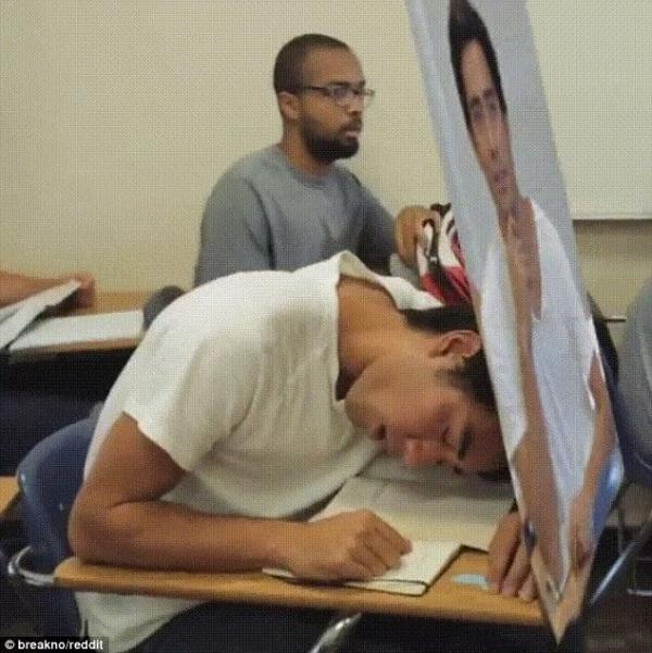 啼笑皆非!学生上课睡觉面前放真人肖像板遮挡