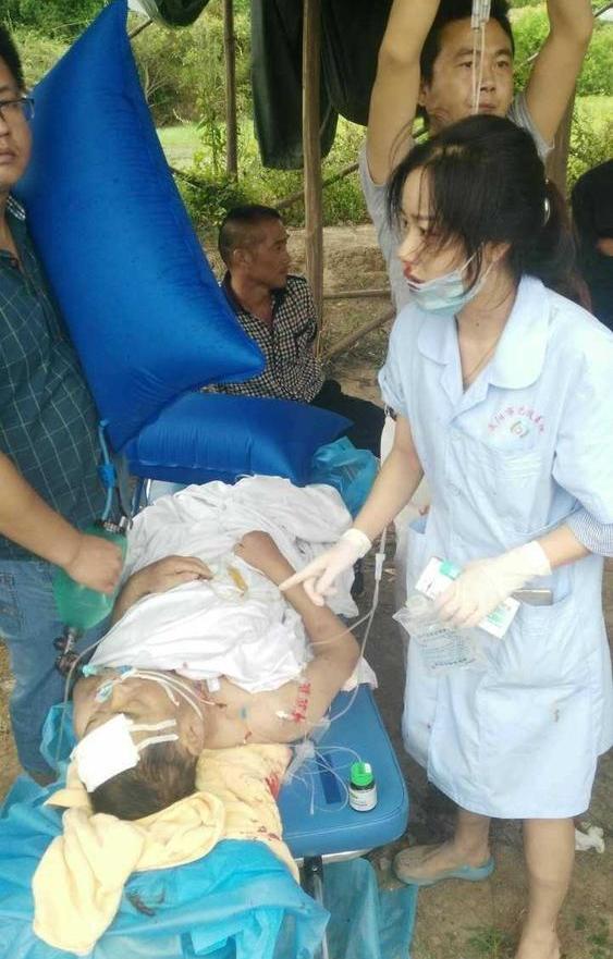 救护车遭车祸 美女护士口鼻流血坚持救病人-救