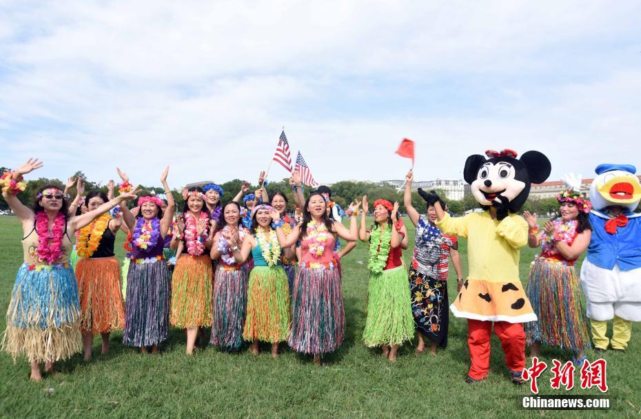 大型“快闪”亮相白宫南侧草坪 庆祝中美旅游年