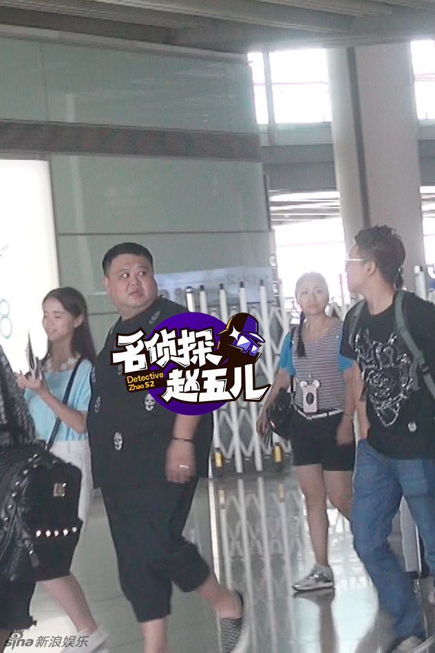 岳云鹏孙越现身机场 小岳岳笑迎女粉丝-岳云鹏