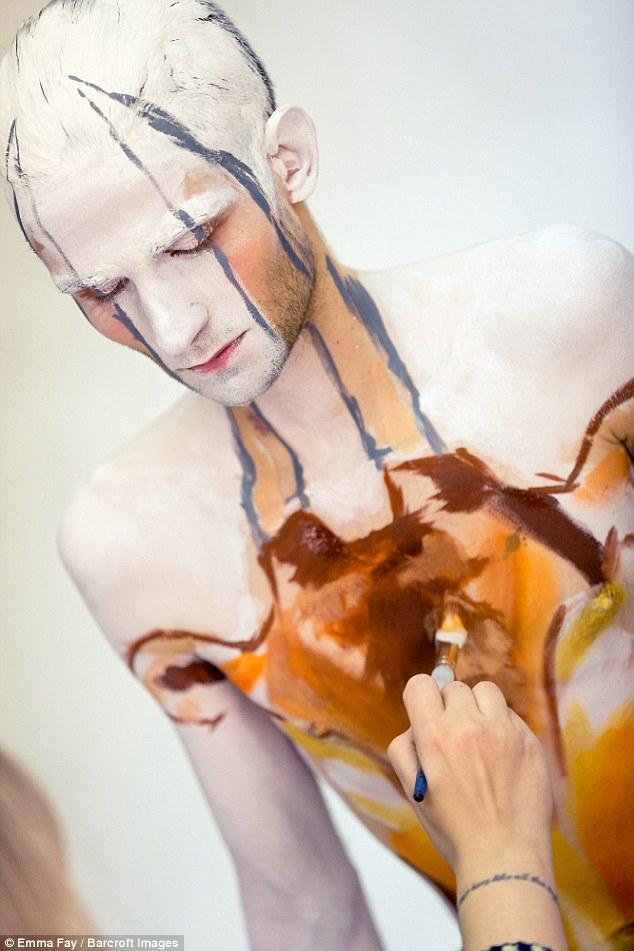艺术家人体彩绘 美女与野兽完美合体