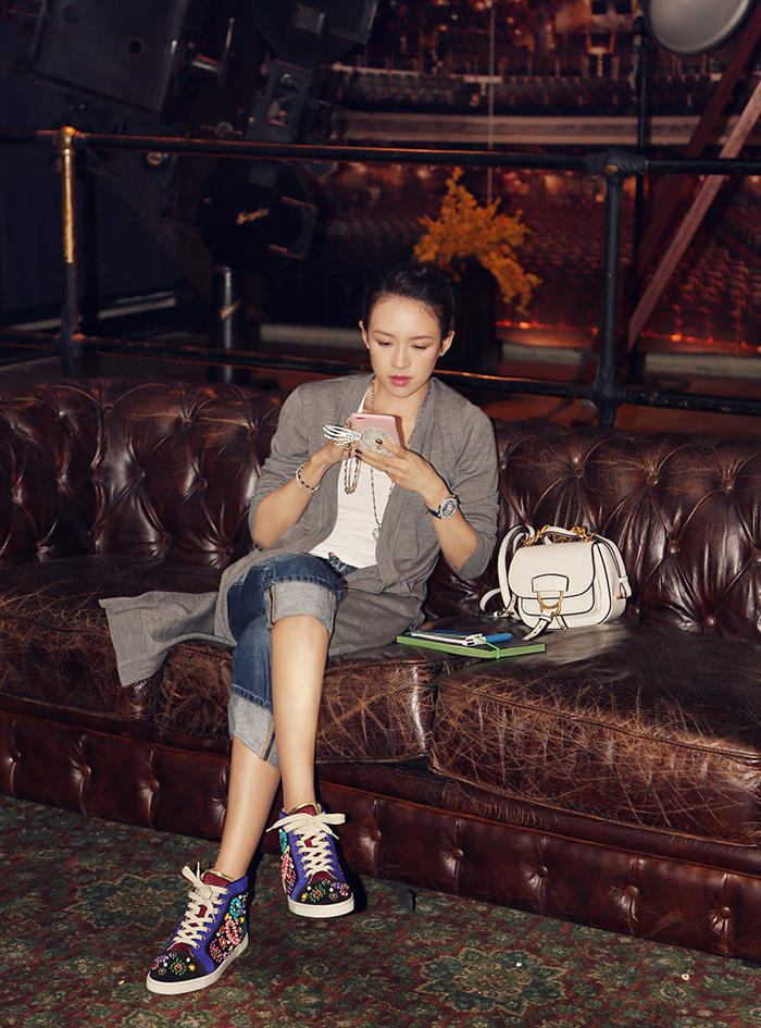 章子怡多伦多评委日常工作 预览资料做记录