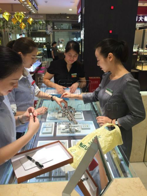 Women carrying one thousand yuan COINS to buy gold necklace clerk crumble dumbfounded