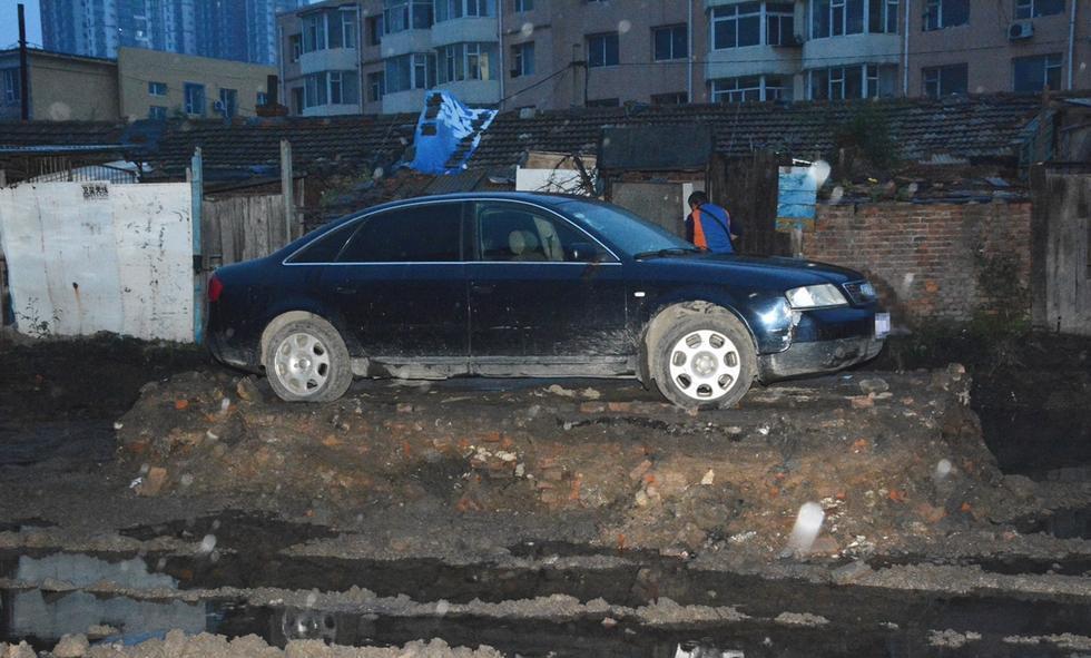 孤岛 上的私家车:小区施工改造 车主未按时取车