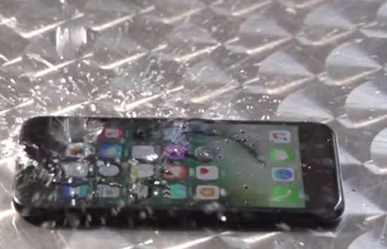 iPhone 7各种防水奇葩测试：表现实属上乘