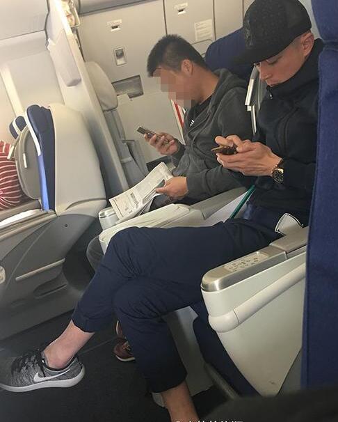 网友飞机上偶遇霍建华 华哥被指没戴婚戒