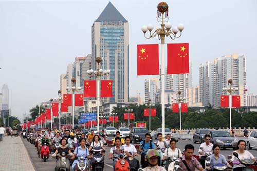 悬挂国旗迎国庆
