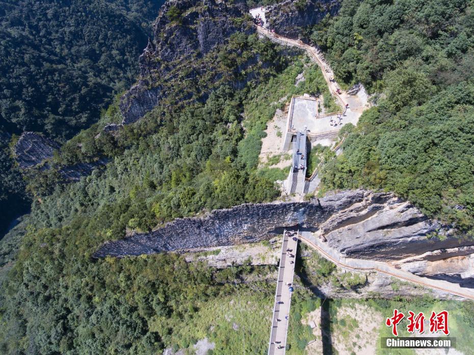 航拍重庆武陵山大裂谷索桥 游客彷如“穿墙而过”