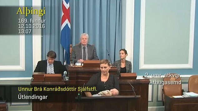 敬业!冰岛国会女议员哺乳期抱孩子参加会议-哺