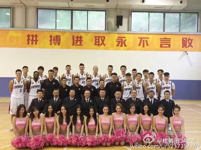 深圳男篮拍全家福 满屏大长腿亮了