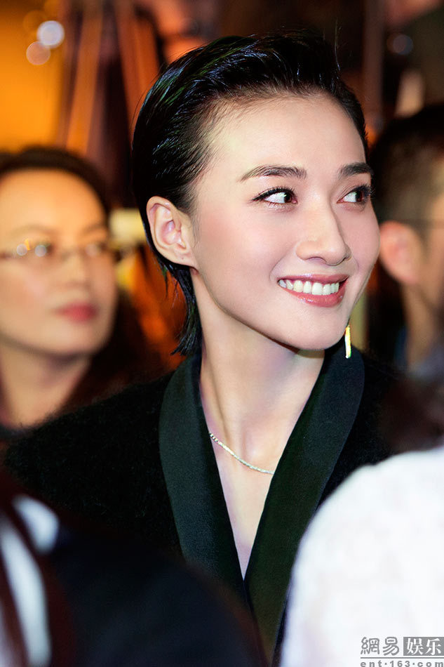 湄公河女主冯文娟出席活动 秀逆天长腿