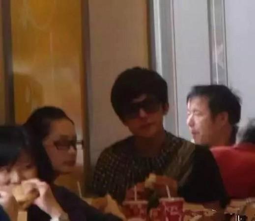 曝杨洋李沁肯德基约饭 低调现身疑复合?