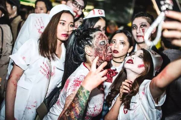 年轻人偏爱“洋节”缓解压力 外国人如何过万圣节
