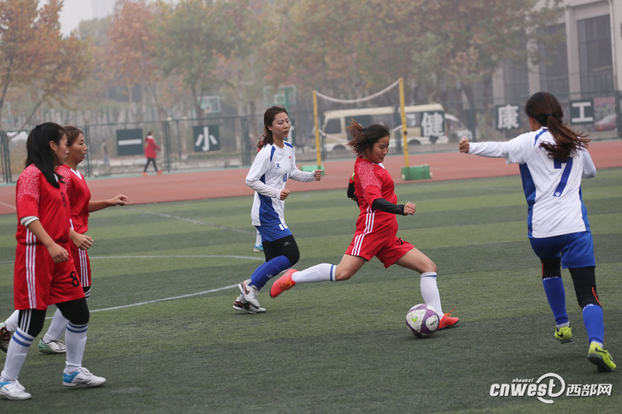 重雾霾下的陕西高校女子足球赛