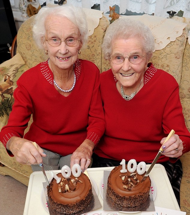 英双胞胎姐妹花共庆百岁生日 盘点史上不可思议的双胞胎