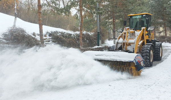 一辆中型清雪车在龙沙公园内紧急清雪