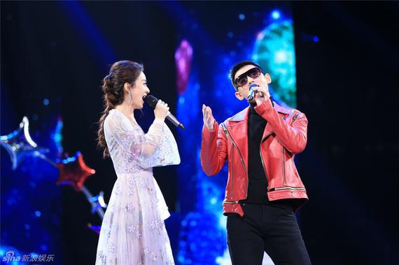 赵丽颖遇检不下车 众多警务人员围车[2]