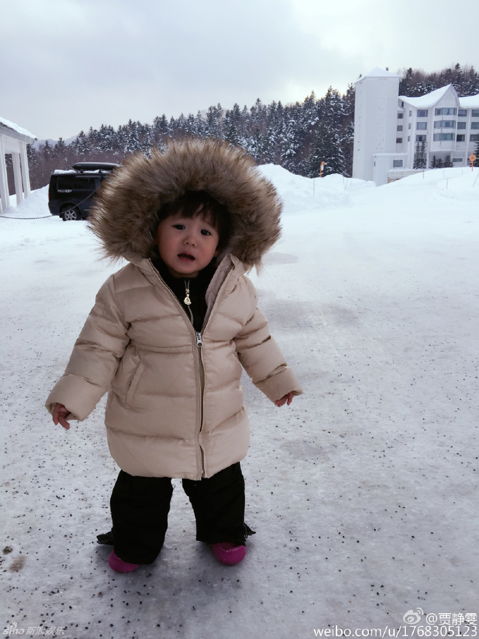 孕妈贾静雯带家人滑雪 咘咘变超人瞪前方