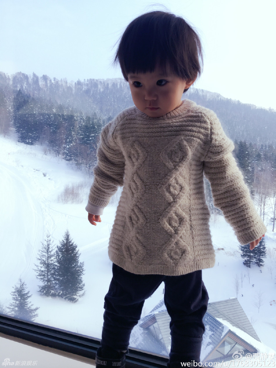 孕妈贾静雯带家人滑雪 咘咘变超人瞪前方