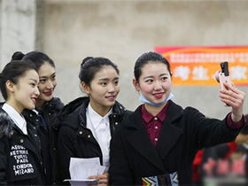 残疾学生保命钱成学校提款机:不缴低保存折就