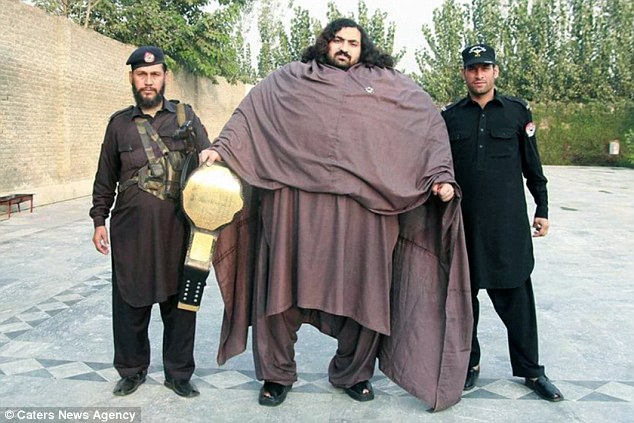 巴基斯坦男子为成大力士 每天进食1万卡路里