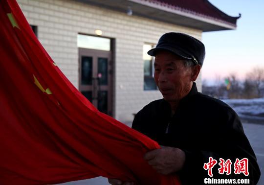 新疆78岁老人家中升国旗18年 保存20面旧旗(图)
