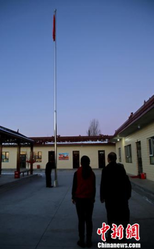 新疆78岁老人家中升国旗18年 保存20面旧旗(图)