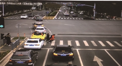 3名中学生手拉手闯红灯被撞飞 已无生命危险