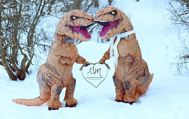 有趣！美摄影师镜头下的“恐龙夫妻”订婚照（组图）
