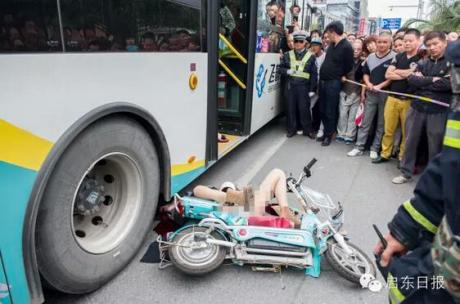 2015年江苏启东一28岁骑电瓶车女子被出租车突然打开的车门撞倒