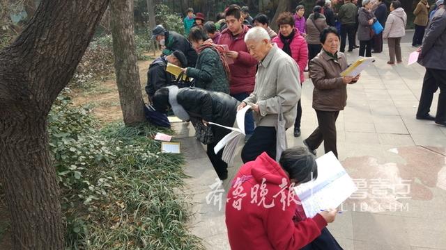 济南相亲角男性多离过婚 有人给40岁女儿周周