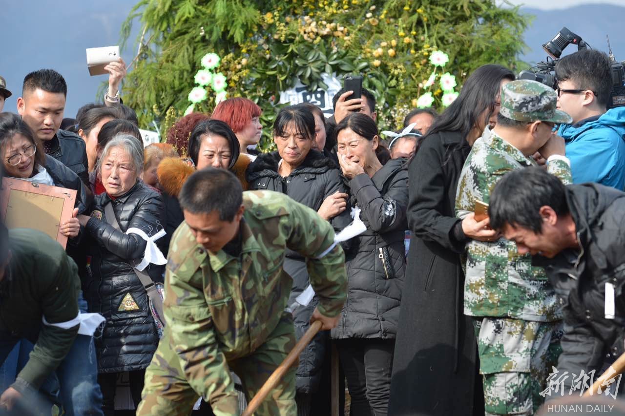 万人送别 名誉村长 王新法